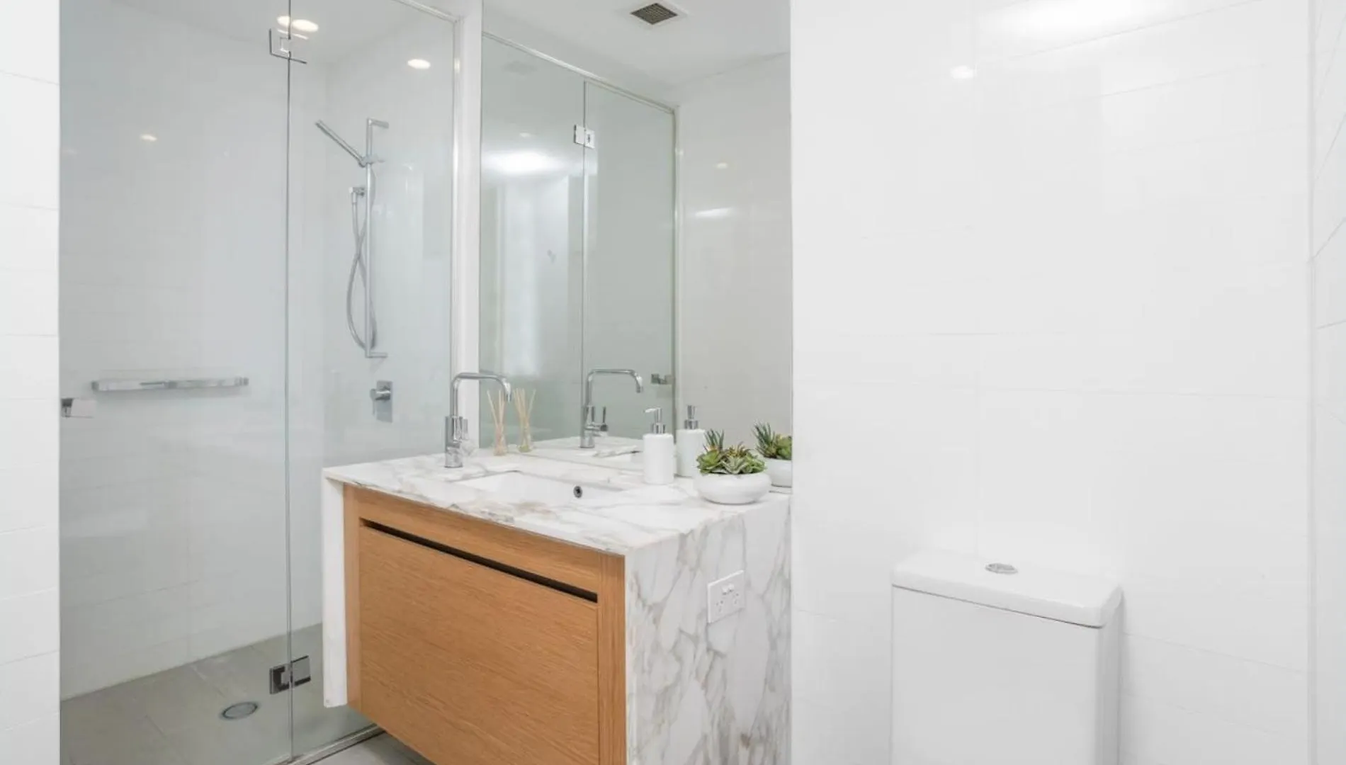 Apartment Luxury Beachfront Stay In Kirra Gold Coast Australia